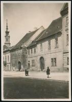 1929. április 7. Kinszki Imre (1901-1945) budapesti fotóművész hagyatékából, vintage fotó, a szerző által feliratozva (Séta, a budai várban, ez a szerző 127. sz. felvétele), 8x5,8 cm