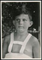1936 július 20. Kinszki Imre (1901-1945) budapesti fotóművész hagyatékából, vintage fotó, a szerző által datálva (Kinszki Gáborka portréja), 8x5,4 cm