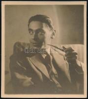 1930 Kinszki Imre (1901-1945) budapesti fotóművész hagyatékából, vintage fotó, a szerző által feliratozva (Róna Imre pipás portréja), 6,5x6 cm