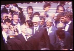 1989. június 16. Nagy Imre miniszterelnök újratemetése, a TV képernyőjéről készített 37 db diapozití...