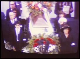 1989. június 16. Nagy Imre miniszterelnök újratemetése, a TV képernyőjéről készített 37 db diapozití...