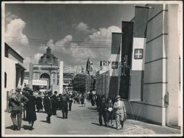 cca 1945 előtti Budapest, városképek, épületfotók, életképek, 13 db vintage fotó, 18x24 cm és 8,5x11...