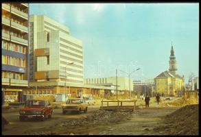 cca 1975 Kecskemét, városképek, utcák és házak, 55 db szabadon felhasználható, vintage színes diapozitív felvétel, 24x36 mm