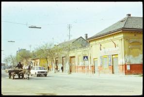 cca 1975 Kecskemét, városképek, utcák és házak, 55 db szabadon felhasználható, vintage színes diapoz...