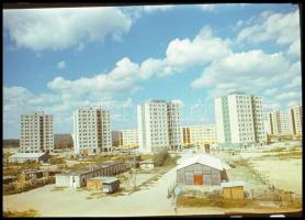 cca 1975 Kecskemét, városképek, utcák és házak, 55 db szabadon felhasználható, vintage színes diapoz...