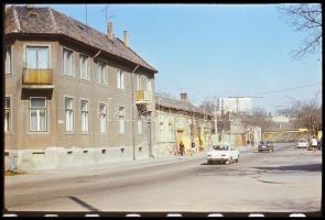 cca 1975 Kecskemét, városképek, utcák és házak, 55 db szabadon felhasználható, vintage színes diapoz...