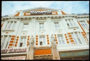 cca 1975 Kecskemét, városképek, utcák és házak, 55 db szabadon felhasználható, vintage színes diapoz...