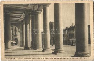 Vicenza, Piazza Vittorio Emanuele, Il Territorio veduto attraverso le colonne del museo / square, museum, colonnade (slant cut)