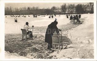 Balatonkenese, Fakutyázás a Balatonon télen, téli sport. Dulovits Jenő felvétele