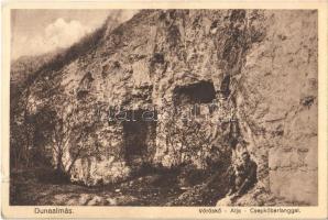 Dunaalmás, Vöröskőalja, cseppkőbarlang (kis szakadás / small tear)