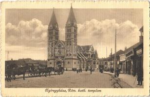 1915 Nyíregyháza, Római katolikus templom, üzletek. Borbély Sámuel kiadása + "UNGVÁR - NYÍREGYHÁZA - DEBRECZEN 60 A" vasúti mozgóposta bélyegző