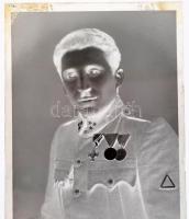 cca 1947 Kiskunfélegyháza, katonák a Marika-fotó műteremben (kitüntetések, bajtársak, egyenruhák, ké...