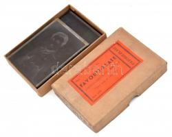 cca 1947 Kiskunfélegyháza, katonák a Marika-fotó műteremben (kitüntetések, bajtársak, egyenruhák, ké...