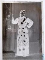 cca 1947 Kiskunfélegyháza, a Marika-fotó műterem hagyatékából 15 db üveglemez negatív (ravatal, jelmezek, viseletek, leventék, utcai felvétel, haszonállatok, ökölvívó szakosztály tagjai, stb.), 10x15 cm