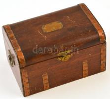 Jelzett (Tallent) angol zenélődobozka, működik, tetején repedéssel, 14×9,5×8 cm