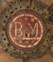 Régi fa díszkulacs, bőr szíjakkal, díszítéssel, a bőrön 1896-os évszámmal, sérült, megviselt állapot...