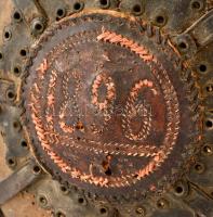 Régi fa díszkulacs, bőr szíjakkal, díszítéssel, a bőrön 1896-os évszámmal, sérült, megviselt állapot...