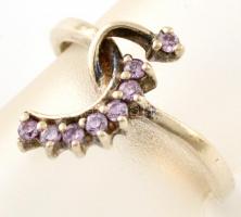 Ezüst(Ag) apró lila kövekkel díszített gyűrű, jelzett, méret: 51, bruttó: 2 g