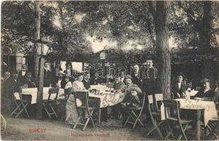 1910 Budapest IV. Újpest, Hajóállomási vendéglő, étterem kertje pincérekkel és vendégekkel. Selley Károly fényképész kiadása (EK)