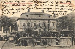 1910 Sátoraljaújhely, Gróf Wallis Gyuláné Rákóczi korabeli kastélya a Kossuth Lajos utcában, piac. Lővy Adolf kiadása (kis szakadás / small tear)