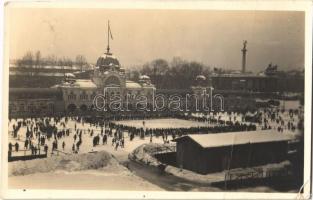 1940 Budapest XIV. Korcsolyázó Egylet műjégpályája, háttérben a Milleniumi Emlékmű, tél (EK)