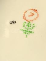 Hollóházi vizet merítő nő, kézzel festett, jelzett, térdénél máz hiba, m: 18,5 cm