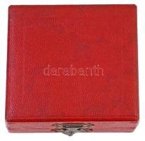 ~1970. "KISZ 1919-1957" aranykoszorús jelvény, HM típus, aranyozott, zománcozott (45mm) T:...