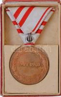 Ausztria 1932. "Háborús Emlékérem 1914-1918" aranyozott Br kitüntetés, hátlapon "GRIE...