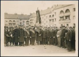 1931 Bécs, X. Spinnerinn am Kreuz. felvonulás magyarokkal feliratozott fotó 18x13 cm
