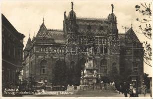 Budapest I. Pénzügyminisztérium palotája, Szentháromság szobor, piac, telefon automata