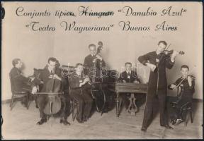 Magyar zenekar Buenos Airesben. Feliratozott kép 17x12 cm