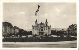 Kolozsvár, Cluj; Hitler Adolf tér, színház magyar címerrel és zászlókkal, országzászló / square, theatre with Hungarian coat of arms and flags