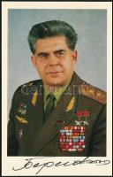 Georgij Beregovoj (1921-1995) szovjet űrhajós aláírása őt magát ábrázoló képeslapon / Signature of Georgiy Beregovoy (1921-1995) Soviet cosmonaut on postcard