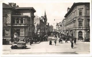 1942 Szabadka, Subotica; Kossuth Lajos utca, autó, gyülekezés felvonuláshoz, rendőr / street, automobile, policeman, gathering for a parade