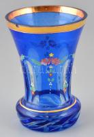 cca 1900 Aranyozott kék üvegpohár, anyagában színezett, formába öntött, festett virágmintával, kis csoprbával, m: 14 cm.