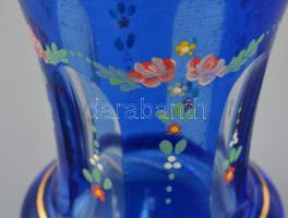 cca 1900 Aranyozott kék üvegpohár, anyagában színezett, formába öntött, festett virágmintával, kis c...