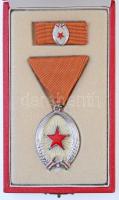 1964. A Munka Érdemrend ezüst fokozata, zománcozott Br kitüntetés szalagon, a jelvénytest egy darabból áll, miniatűrrel és szalagsávval, viselői igazolvánnyal, tokban T:1-