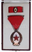 1985. "A Munka Érdemrend" bronz fokozata, zománcozott Br kitüntetés szalagon, szalagsávval...