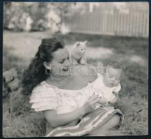 1947 Gábor Zsazsa (1917-2016) pár hónapos kislányával, Francesca Hiltonnal (1947-2015) a karján, Andre de Dienes (Dienes Andor, 1913-1985), világhírű fotóművész fotója, hátoldalon pecséttel jelezve, 7,5×8 cm
