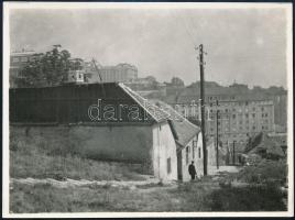 cca 1935 Budapest, Tabán, Kőmíves utca 13., hátoldalon feliratozott fotó, 8×11 cm