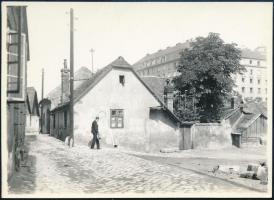 cca 1935 Budapest, Tabán, Arany Kakas utca 18., hátoldalon feliratozott fotó, 8×11 cm