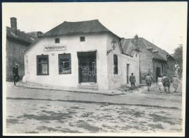 cca 1935 Budapest, Tabán, Fehér Sas tér 9., papírkereskedés, hátoldalon feliratozott fotó, 8×11 cm