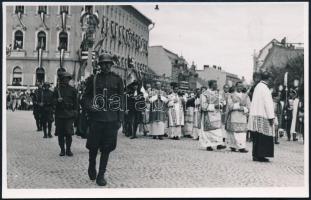 1938 Budapest, Szent Jobb körmenet a Nemzetközi Eucharisztikus Kongresszus idején, fotó, 8,5×13 cm
