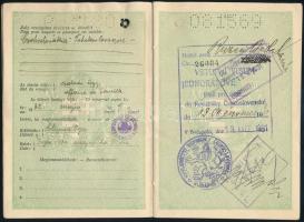 1931 A Magyar Királyság által kiállított fényképes útlevél 1 pengő 60 fillér benyomott illetékbélyeg...