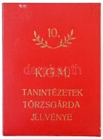 ~1960. "K.G.M. Tanintézetek Törzsgárda Jelvénye - 10." zománcozott jelvény és miniatűr T:1