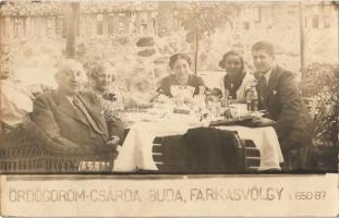 Budapest XII. Farkasvölgy, Ördögorom csárda, vendégek az asztalnál. photo (szakadás / tear)