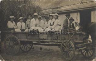 1918 Fadd, lovaskocsi hölgyekkel és egy katonával. photo (EK)