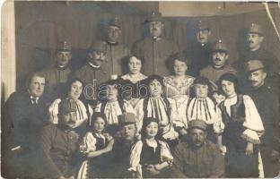 1915 Szászváros, Broos, Orastie; katonák és népviseletbe öltözött lányok / WWI K.u.K. (Austro-Hungarian) soldiers, folklore women. Róna photo