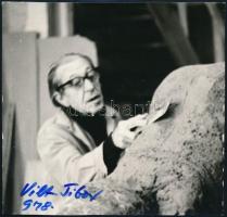 Vilt Tibor (1905-1983) szobrász aláírt fotója 14,5x14,5 cm