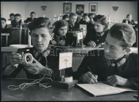 1965 Diósgyőri tanulóváros hallgatói a fizika órán, a villamossággal ismerkednek, Gink Károly (1922-2002) fotóművész publikált fotója, hátoldalon feliratozva és jelölve, 13×18 cm